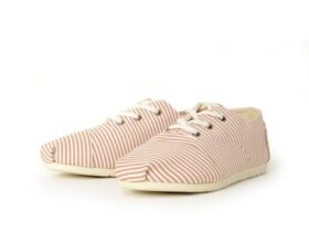 SNEAKER TENNIS ESPIGAS RAYE