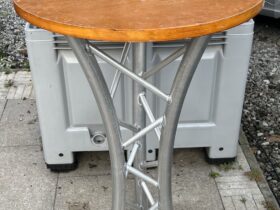 MANGE DEBOUT TABLE ALU TRUST