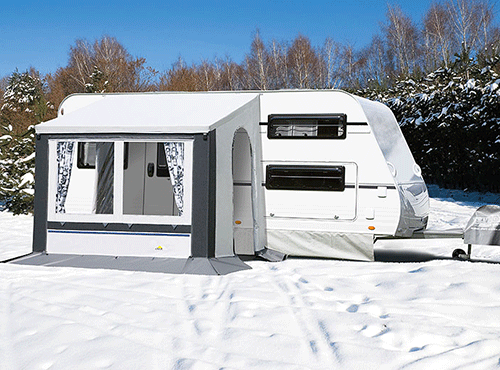 Sas neige auvent Cortina monté devant caravane en camping hivernal