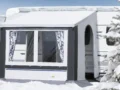 Sas neige auvent Cortina monté devant caravane en camping hivernal