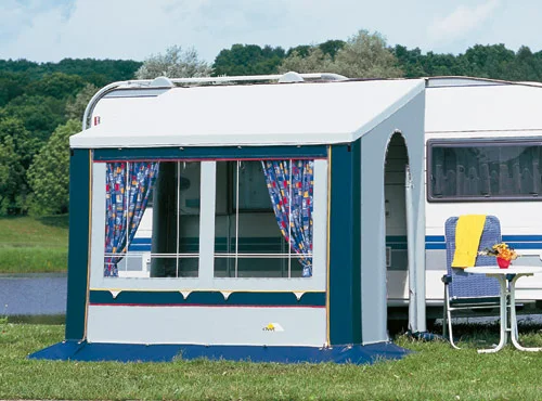 Sas neige auvent Cortina monté devant caravane en camping hivernal