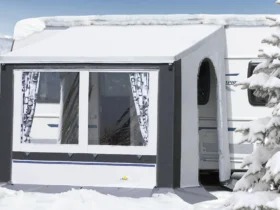 Sas neige auvent Cortina monté devant caravane en camping hivernal