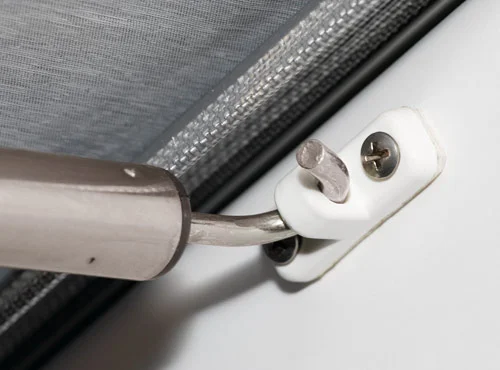 Sas neige auvent Cortina monté devant caravane en camping hivernal