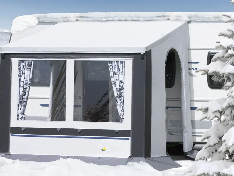 Sas neige auvent Cortina monté devant caravane en camping hivernal