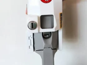 Sécurité porte cellule HEOSAFE blanche montée sur porte de camping-car