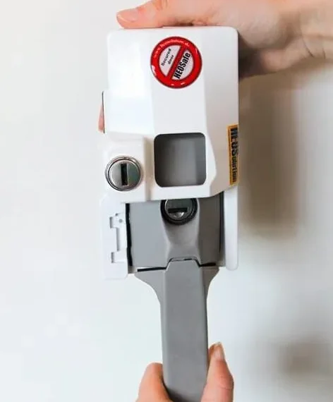 Sécurité porte cellule HEOSAFE blanche montée sur porte de camping-car