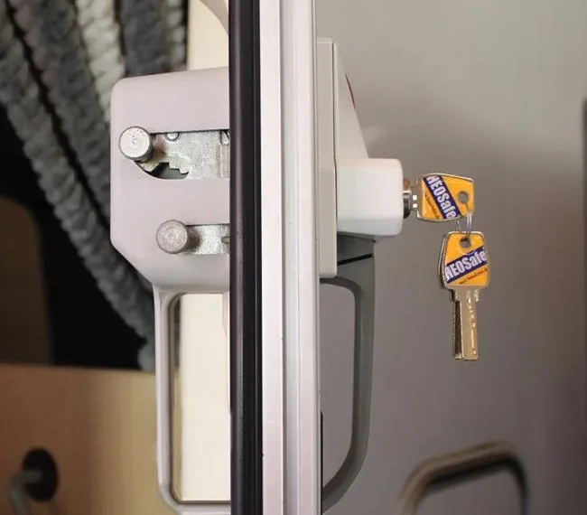 Sécurité porte cellule HEOSAFE blanche montée sur porte de camping-car