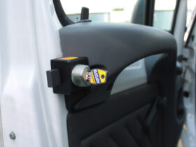 Sécurités porte cabine HEOSAFE montées à l’intérieur d’un camping-car