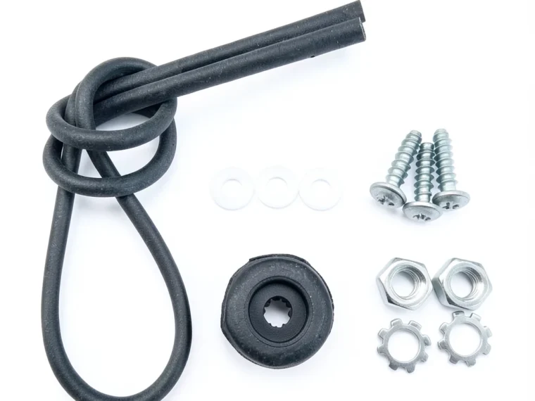 Détail du verre lisse rouge et du réflecteur sur fond blanc