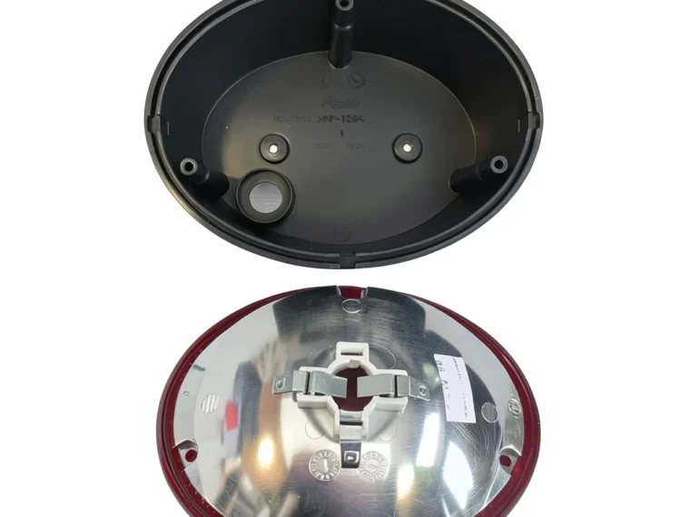 Feu arrière ovale camping-car CI Roller Team monté sur carrosserie