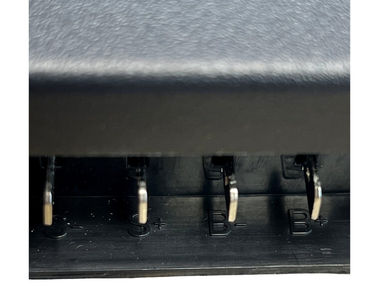 Boîtier compact contrôleur de charge solaire vue de profil socle