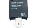 Relais 12V 80A Nordelettronica vu de profil sur fond clair