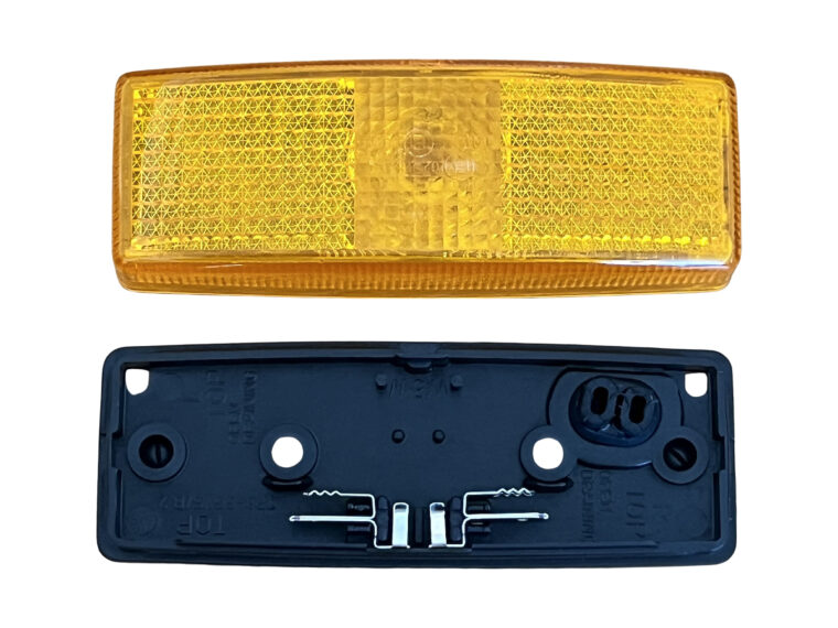 Feu latéral en applique Hella vu de face fond blanc