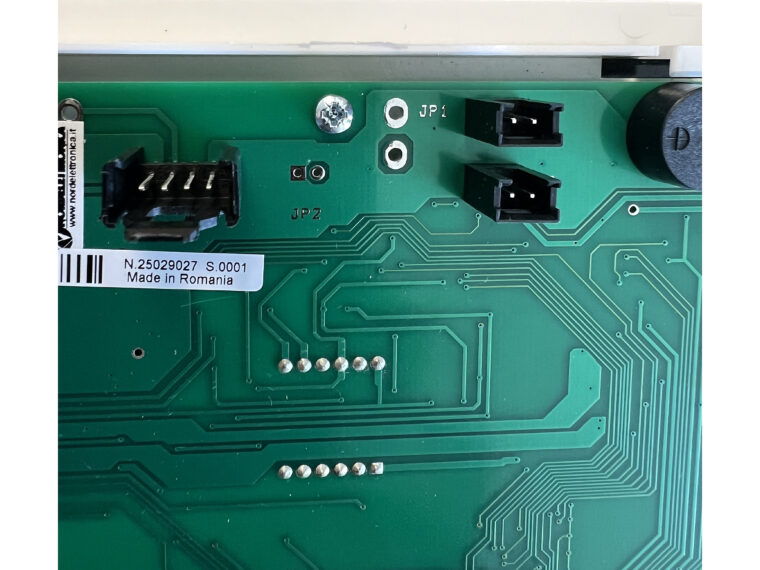 Vue arrière du panneau avec connecteur et carte électronique 1551.274.01