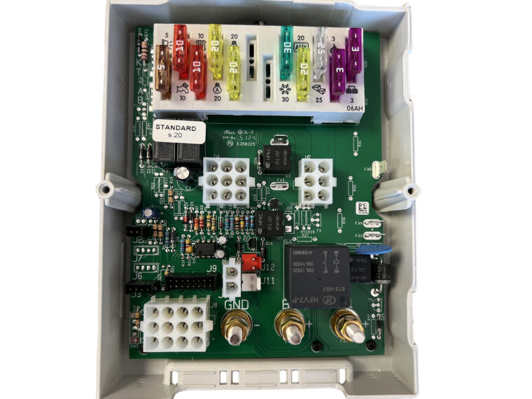 Vue des borniers et porte-fusibles du module électrique de cellule