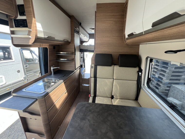 Cuisine du van aménagé avec frigo compresseur Thetford 12 volts