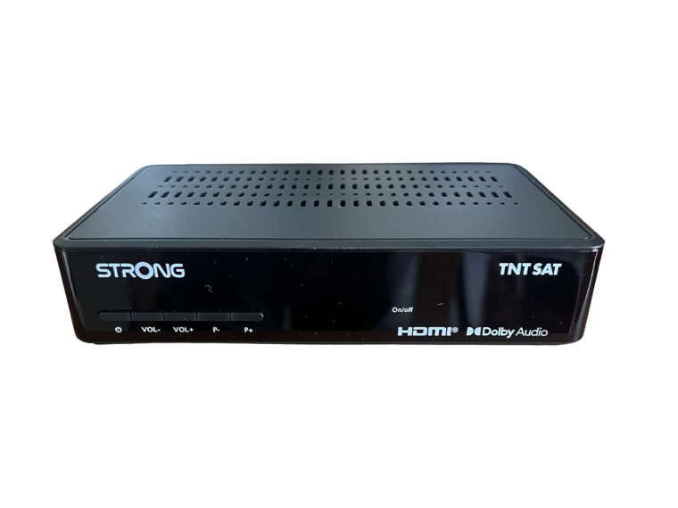 Décodeur TNT SAT Strong SRT 7410 vue de face avec télécommande