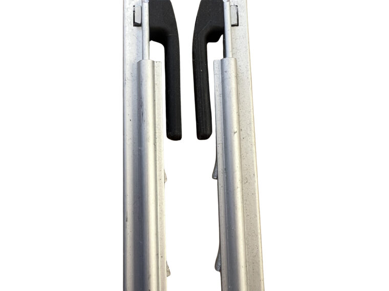 Embase clipsable Polyfix montée sur montant aluminium de fenêtre